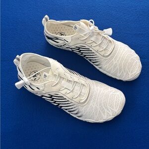 Hike footwear Unisex White and Black Athletic Shoes Size 41(EU) 10/10.5 (USA)